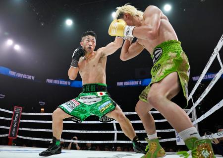 ４回、那須川天心を攻める井上拓真（左）＝トヨタアリーナ東京