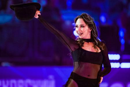 フィギュアスケートのアイスショーで演技するロシアのエリザベータ・トゥクタミシェワ＝２０２４年１１月、モスクワ（タス＝共同）