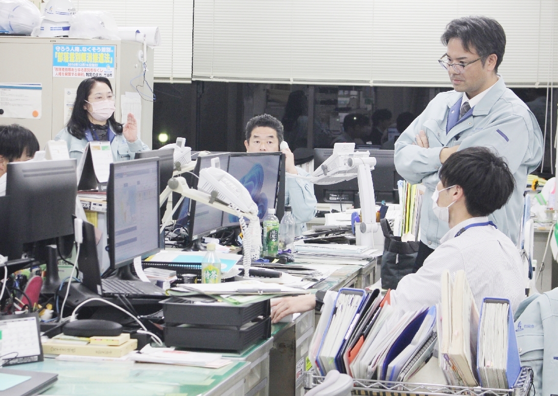 竹田市役所で情報収集に当たる職員＝２５日午後７時