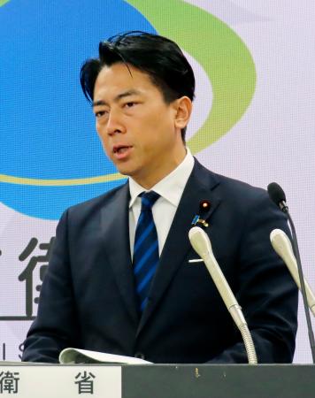 記者会見する小泉防衛相＝２５日午前、防衛省