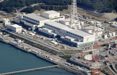 新潟県の東京電力柏崎刈羽原発の（左から）５号機、６号機、７号機＝７日