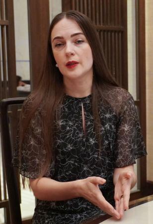 インタビューに答えるウクライナの人権団体ＣＣＬのオレクサンドラ・マトイチュク氏＝バンコク（共同）