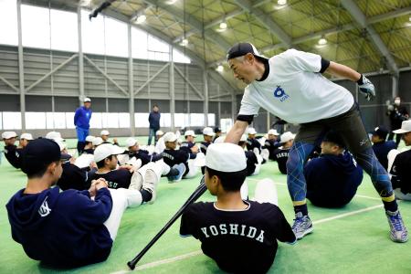 九州国際大付高の野球部員を指導するイチローさん＝２５日、福岡県宮若市