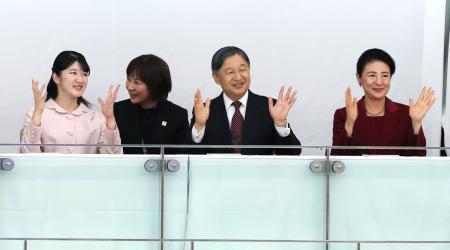 東京デフリンピックの水泳競技を観戦される天皇、皇后両陛下と愛子さま＝２５日午後、東京都江東区の東京アクアティクスセンター（代表撮影）