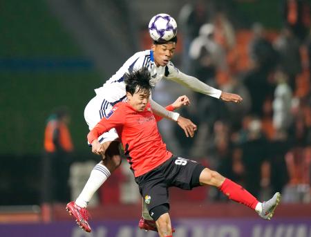 町田―江原　後半、ヘディングで競り合う町田・望月（上）＝春川（共同）