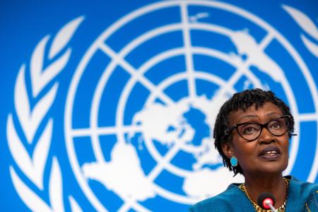 国連欧州本部で記者会見するＵＮＡＩＤＳのバイアンイマ事務局長＝２５日、ジュネーブ（ｋｅｙｓｔｏｎｅ提供・ＡＰ＝共同）