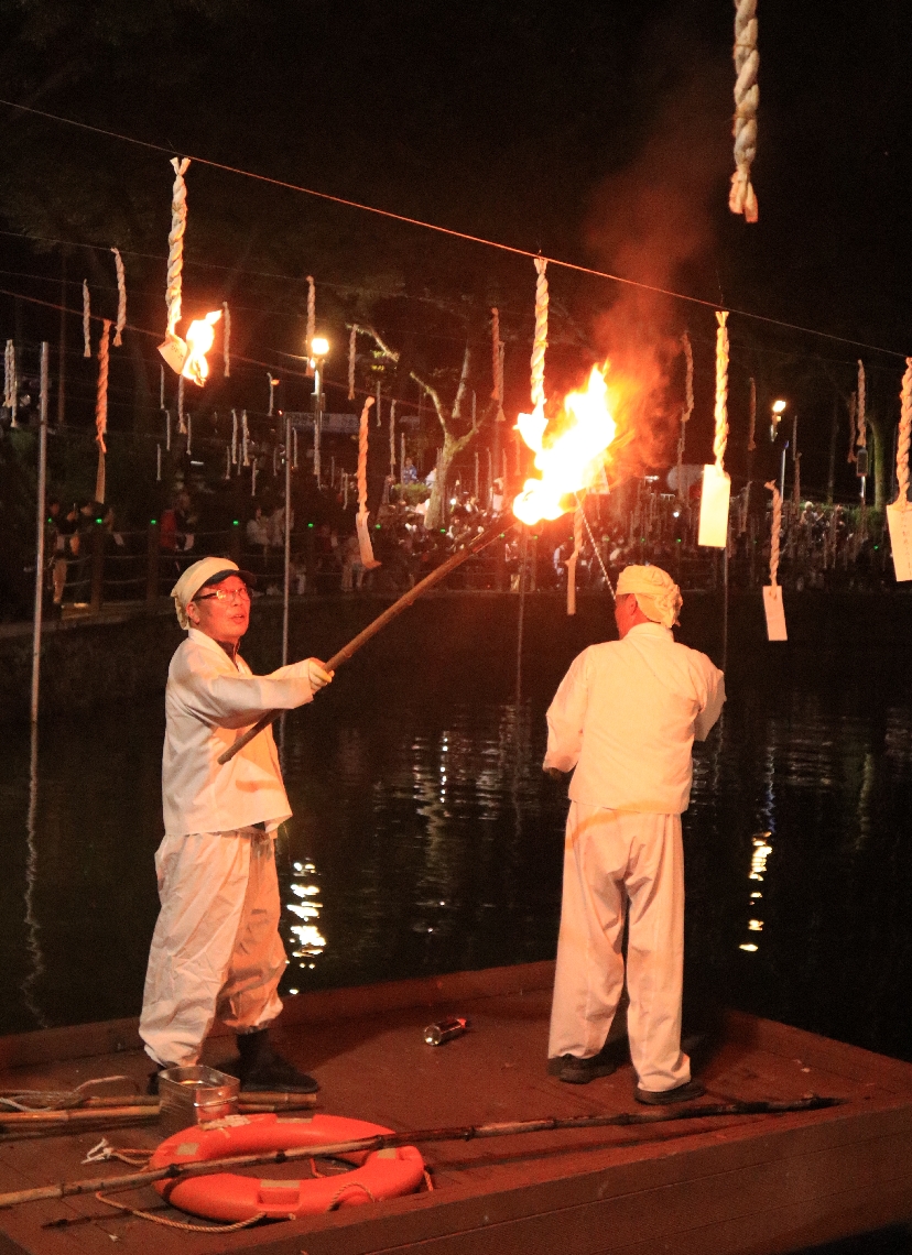 縄に点火する地元保存会