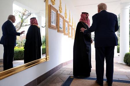 サウジアラビアのムハンマド皇太子と話すトランプ米大統領＝１８日、ホワイトハウス（ロイター＝共同）