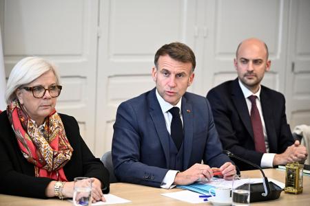 ２５日、有志国連合の会合後に記者会見するフランスのマクロン大統領（中央）＝パリ（ロイター＝共同）