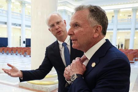 ロシア・サンクトペテルブルクで顔を合わせたドミトリエフ大統領特別代表（左）と米国のウィットコフ和平交渉担当特使＝４月（ロシア大統領府提供・タス＝共同）