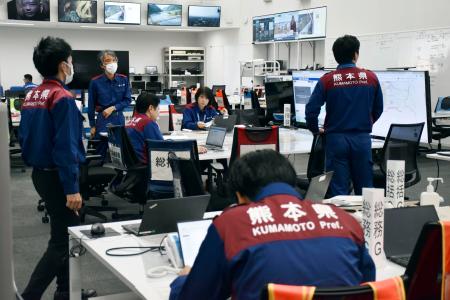 熊本県阿蘇地方の地震から一夜明け、被害状況を確認する県の災害警戒本部＝２６日午前、熊本県庁