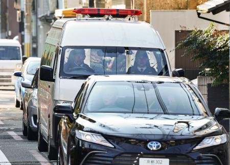 「餃子の王将」社長射殺事件の初公判のため、京都地裁に向かう田中幸雄被告を乗せたとみられる車両＝２６日午前９時３６分