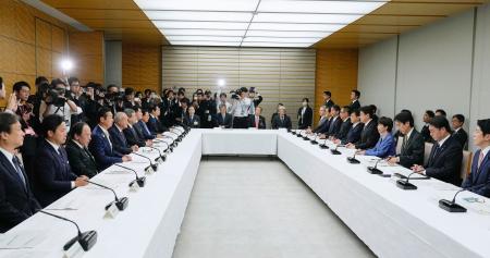 首相官邸で開かれた月例経済報告等に関する関係閣僚会議＝２６日午後