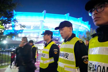 厳重な警備体制が敷かれた、サッカーのアジア・チャンピオンズリーグ・エリート１次リーグで神戸と上海が対戦するスタジアム周辺＝２６日、中国上海市（共同）