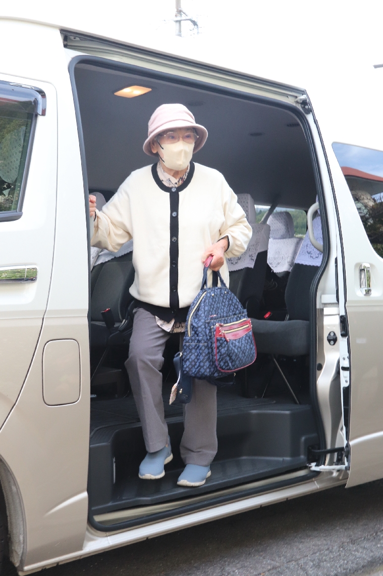 ジャンボタクシーから降りる利用者