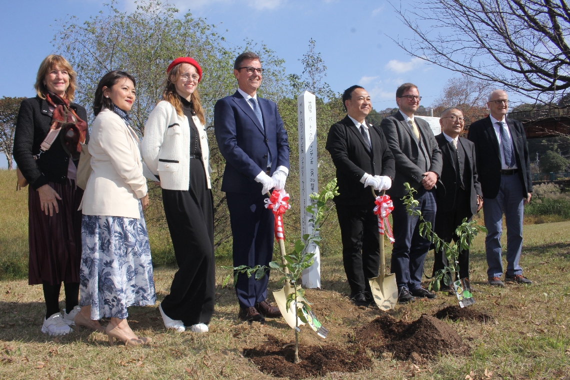 カボスを植樹したフォルカー・キーバー市長（左から４人目）や土居昌弘市長（同５人目）ら＝竹田市飛田川