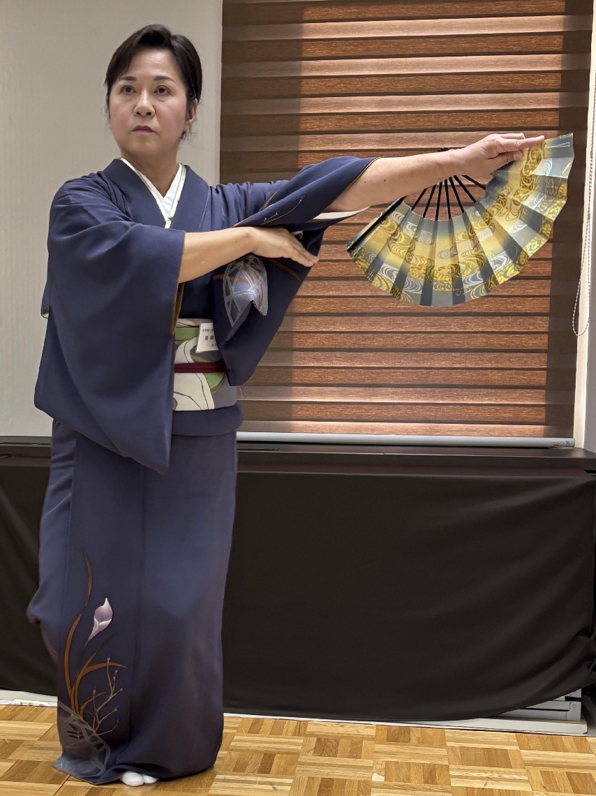 日本舞踊を披露する高橋さん＝１１月２３日、福岡市中央区