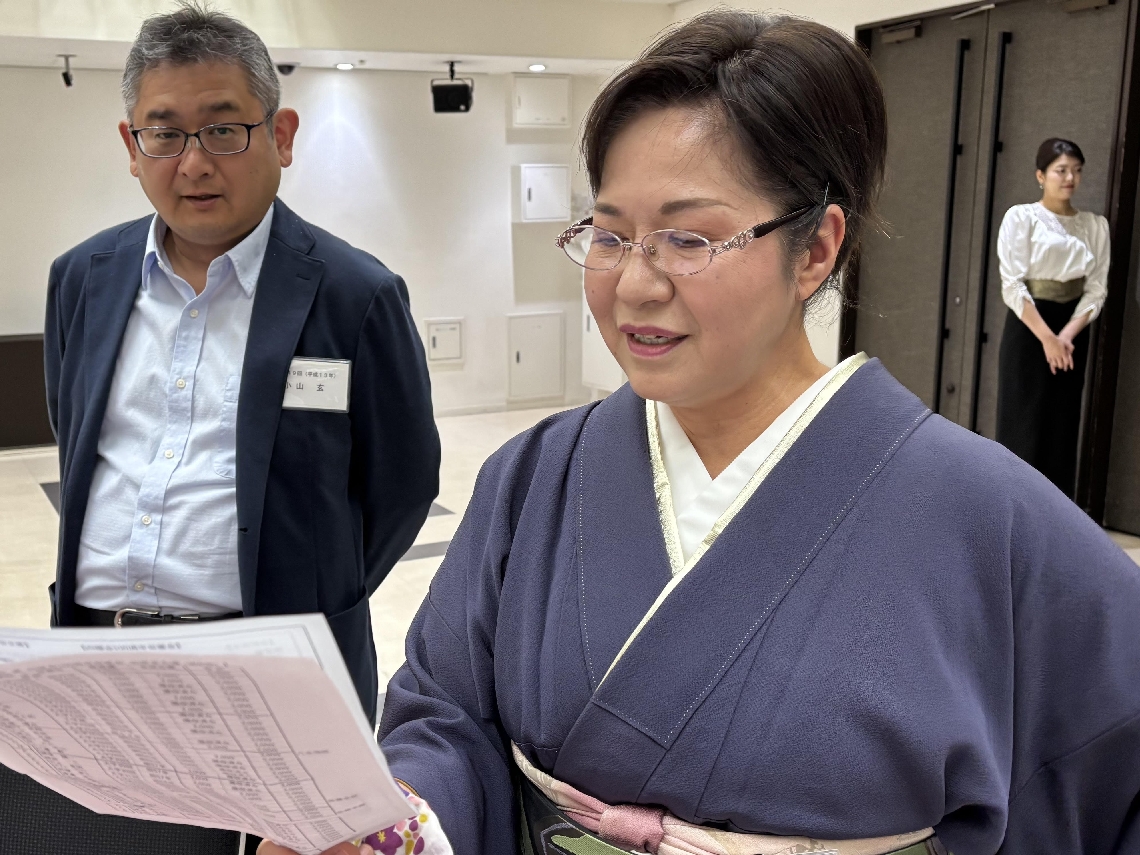 大分大学の校歌を歌う高橋さん