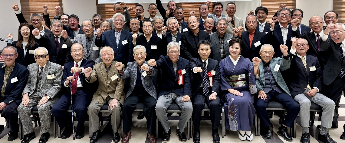 「１、２、３、ダーッ」のかけ声で記念撮影した福岡四極会の参加者