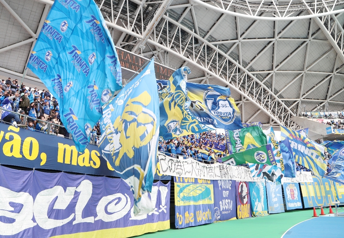 声援を送る大分トリニータのサポーター＝クラサスドーム大分