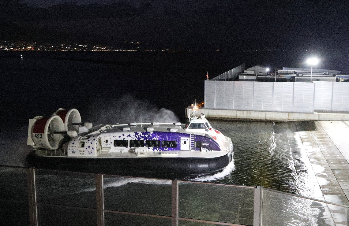 夜間航行訓練からターミナルに戻ってきたホーバークラフト＝２７日、大分市の大分港西大分地区