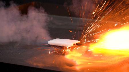 リチウムイオン電池を使ったモバイルバッテリーの発火実験（ＮＩＴＥ提供）