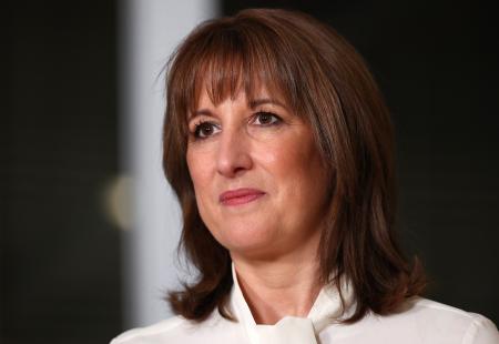 ロンドン大学病院で話をするリーブス英財務相＝２６日（ＡＰ＝共同）