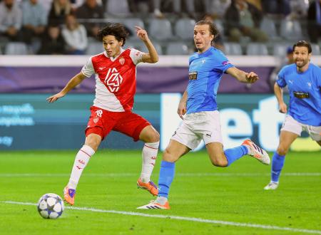 パフォス戦の前半、先制ゴールを決めるモナコの南野（左）＝パフォス（共同）