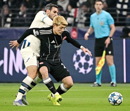 アタランタ戦で競り合うＥフランクフルトの堂安（右）＝フランクフルト（共同）