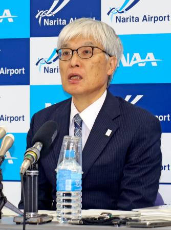 記者会見する成田国際空港会社の藤井直樹社長＝２７日午前、成田空港