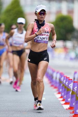 東京世界陸上の女子２０キロ競歩で歩く岡田久美子＝９月、東京都内