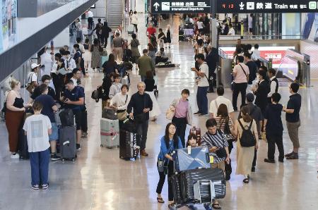海外から帰国した旅行客らが行き交う成田空港の到着ロビー＝８月