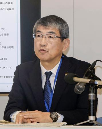 記者会見する高知市の桑名龍吾市長＝２７日午前、高知市役所