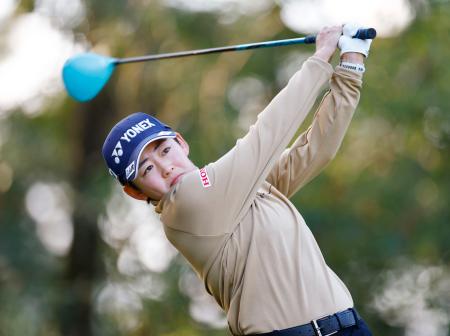 第１日、５アンダーで首位の岩井明愛＝宮崎ＣＣ