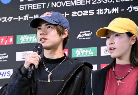 記者会見で意気込みを語る堀米雄斗。右は吉沢恋＝２７日、北九州市