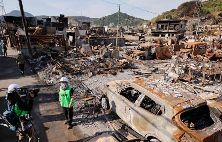 報道陣に公開された、大規模火災現場の立ち入り規制区域内＝２７日午前、大分市佐賀関