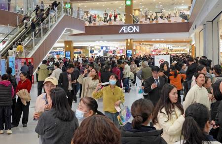 開業初日、多くの買い物客でにぎわうイオンのショッピングモール＝２７日、湖南省長沙市（共同）