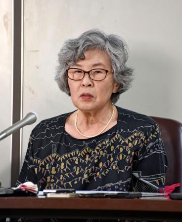 記者会見する高橋シズヱさん＝２７日夜、東京・霞が関の司法記者クラブ