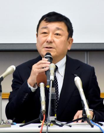 定例の記者会見をする東電柏崎刈羽原発の稲垣武之所長＝２７日午前、新潟県刈羽村