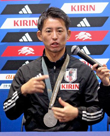 東京デフリンピックのサッカー男子で銀メダルを獲得し、報告会で心境を語る日本代表主将の松元卓巳＝２７日、東京都文京区