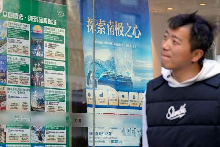 北京市内の旅行会社に掲示された観光用のポスター。日本についてのポスターはなかった＝２７日（共同）