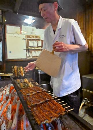 「八ツ目や　にしむら目黒店」で焼き上げられるウナギ＝２７日午後、東京都目黒区