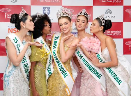 「ミス・インターナショナル世界大会２０２５」で優勝し、ファイナリストから祝福を受けるコロンビア代表のカタリナ・ドゥケさん（中央）＝２７日夜、東京都渋谷区