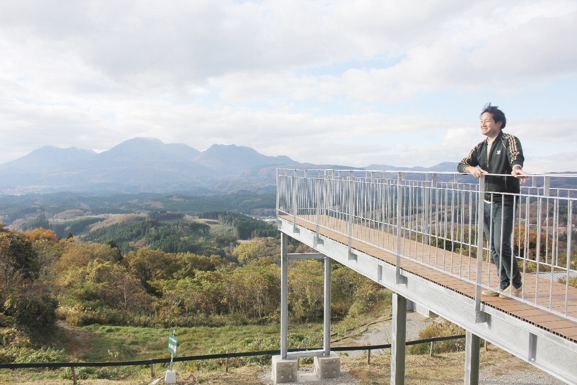 くじゅう連山などを見渡せるブリッジを紹介する首藤圭人さん＝竹田市直入町長湯