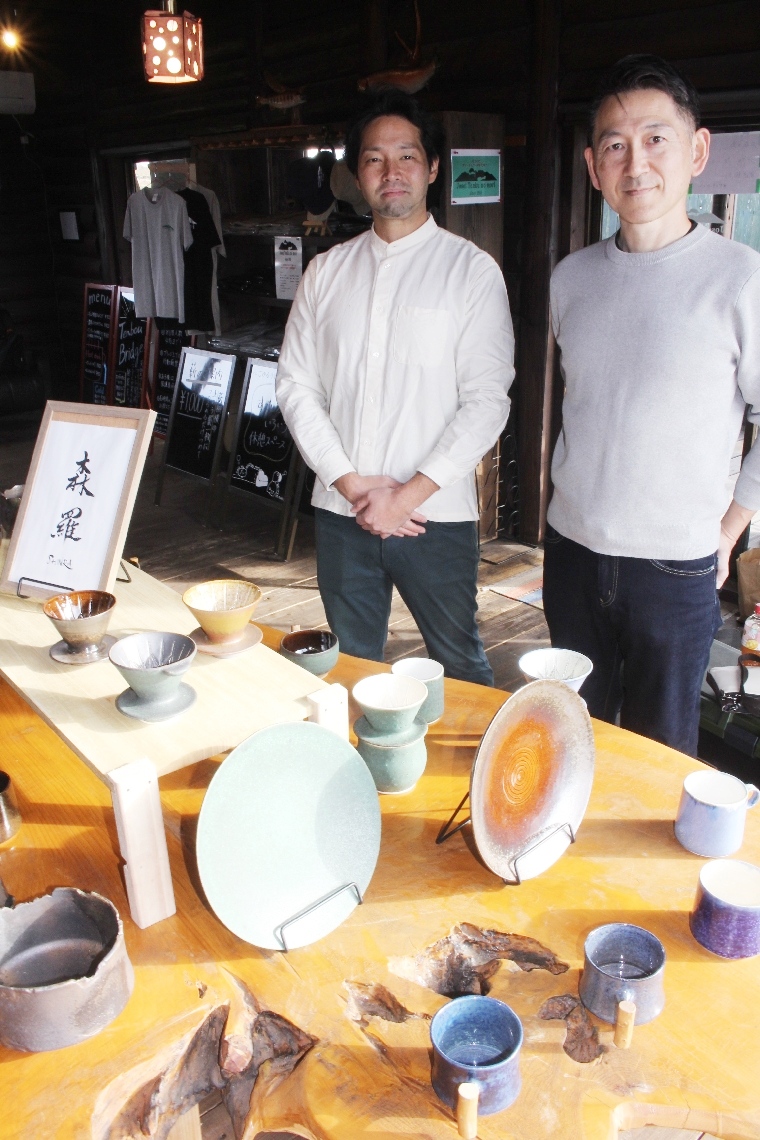 ログハウス・ギルドで石橋真さん（右）の作品などを販売