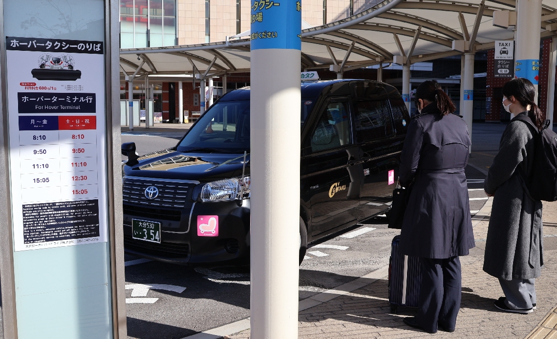 公開された「ホーバータクシー」のデモンストレーション＝２８日、大分市のＪＲ大分駅上野の森口