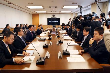 大規模火災の被災者支援強化などに向けて大分県が開いた会合＝２８日午前、大分県庁