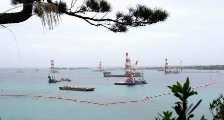 米軍普天間飛行場の移設に向けた工事が進む沖縄県名護市辺野古沖の大浦湾＝２８日午前