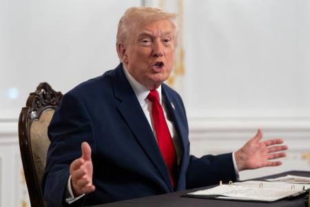 米フロリダ州で記者団を前に話すトランプ大統領＝２７日（ＡＰ＝共同）