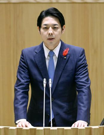 北海道議会で北海道電力泊原発３号機の再稼働について答弁する鈴木直道知事＝２８日午後１時４３分